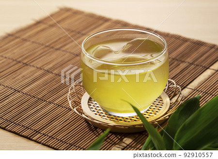 Cold green tea 92910557