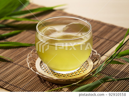 Cold green tea 92910558