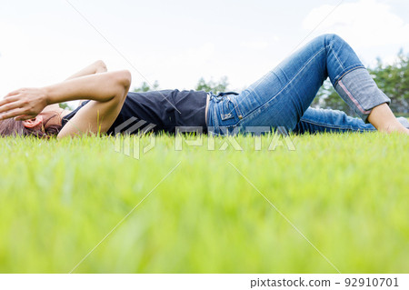 躺在草地上的女人 躺在草地上的女人 92910701