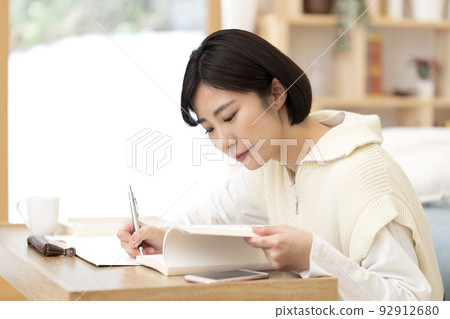 年輕女子學習 年輕女子學習 92912680