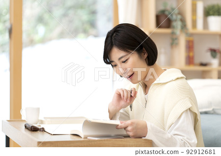 年輕女子學習 92912681