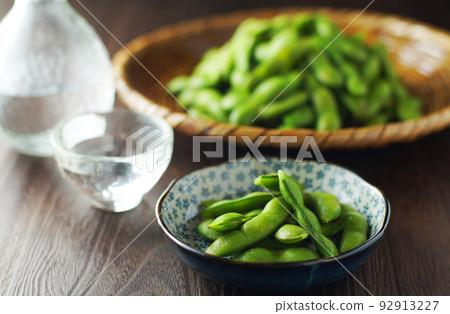 Edamame and Sake 92913227