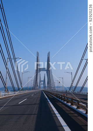 清晨的瀨戶大橋 兩座斜拉橋,羊石島橋和岩黑島橋 清晨的瀨戶大橋 兩座斜拉橋,羊石島橋和岩黑島橋 92920236