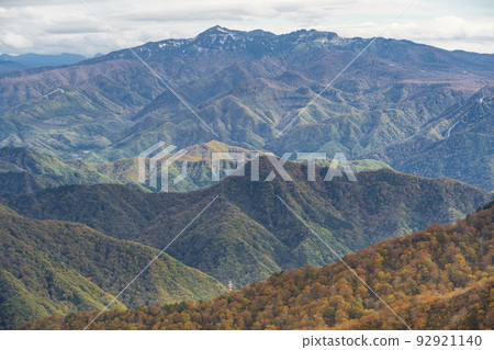 深秋的谷川山，穗高山等谷川山脈的群山[群馬縣利根區水上町] 92921140