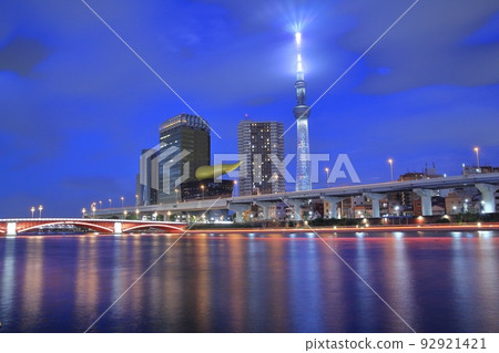 東京晴空塔和隅田川露台的夜景和光跡 東京晴空塔和隅田川露台的夜景和光跡 92921421