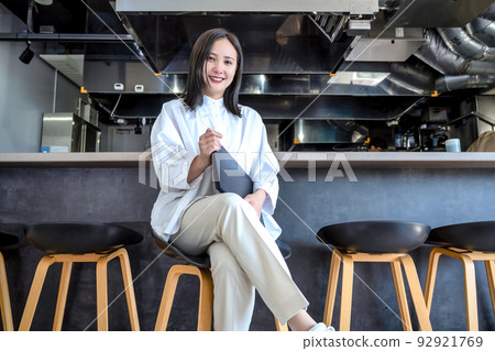 Young woman with restaurant owner laptop 92921769