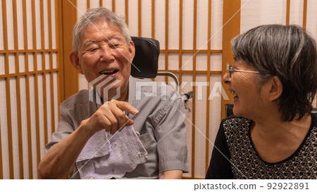 老夫婦在日本餐廳吃飯 一對夫婦笑著說話 92922891