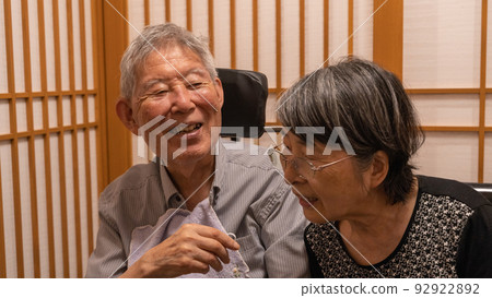 老夫婦在日本餐廳吃飯 妻子回問 92922892