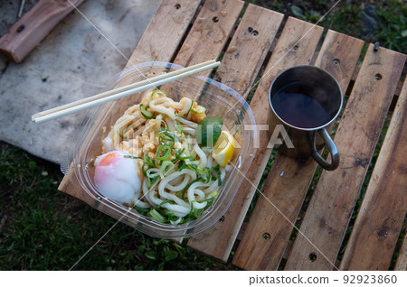 在營地吃的便利店烏冬面 在營地吃的便利店烏冬面 92923860
