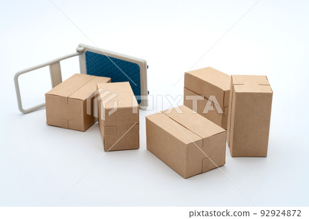 折疊的行李，手推車上的紙板箱 92924872