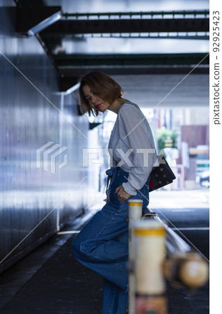 Female portrait under the overpass Female portrait under the overpass 92925423