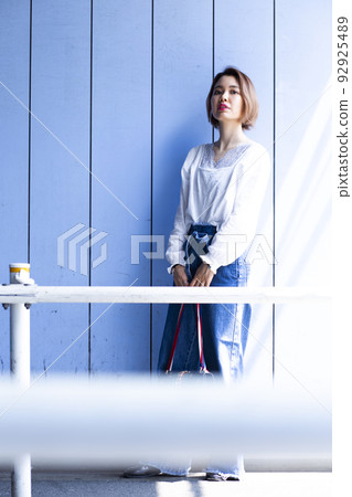 Female portrait under the overpass 92925489