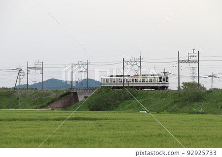 麥田和東武佐野線 8000 系列（館林⇔ Kuzuu） 92925733