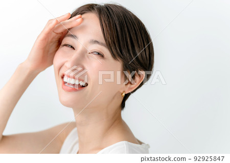 皮膚護理婦女白色背景 92925847