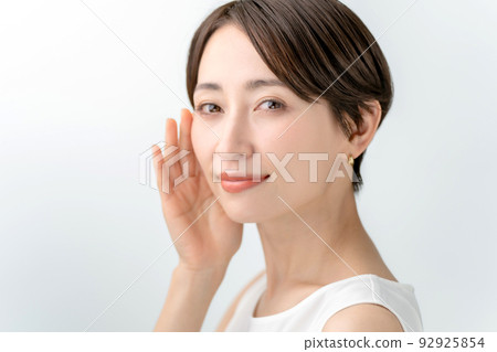 皮膚護理婦女白色背景 92925854