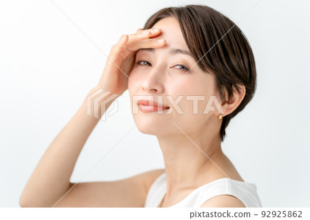 皮膚護理婦女白色背景 92925862