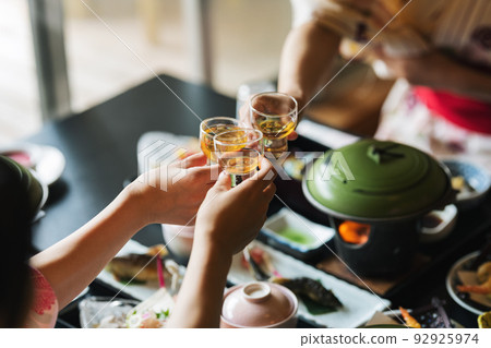 一個在旅館敬酒的女人 92925974