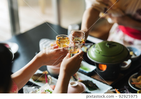一個在旅館敬酒的女人 92925975