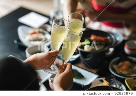 一個在旅館敬酒的女人 92925979