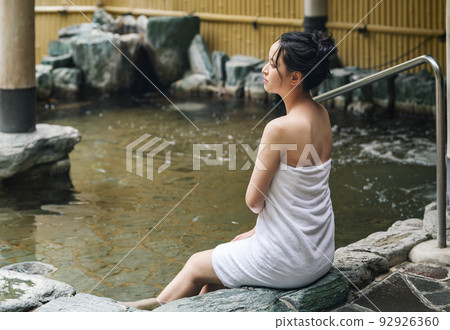 進入溫泉的一個少婦 進入溫泉的一個少婦 92926360