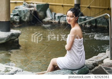 Portrait of a young woman in a hot spring 92926361