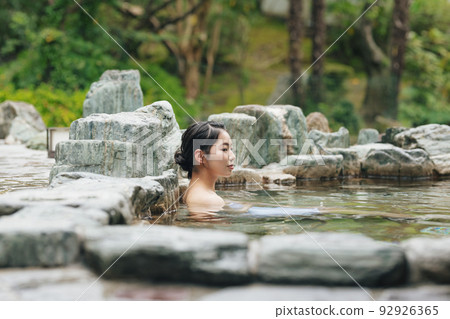 一個女人在溫泉里的肖像 92926365