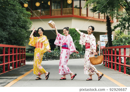 A woman in a yukata enjoying a hot spring trip with her friends 92926687