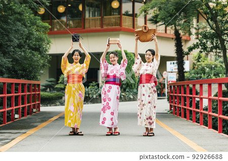 A woman in a yukata enjoying a hot spring trip with her friends 92926688