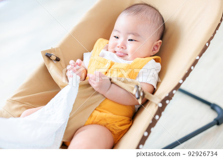 寶寶玩得很開心，互相拉扯 92926734