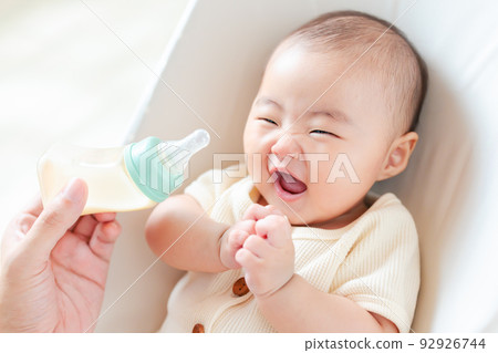 看牛奶的快樂微笑的嬰兒 92926744