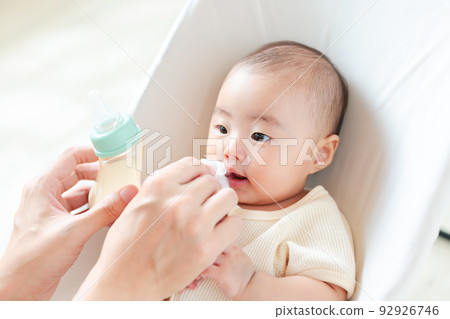 Care around the baby's mouth spilled milk milk crumbs Care around the baby's mouth spilled milk milk crumbs 92926746