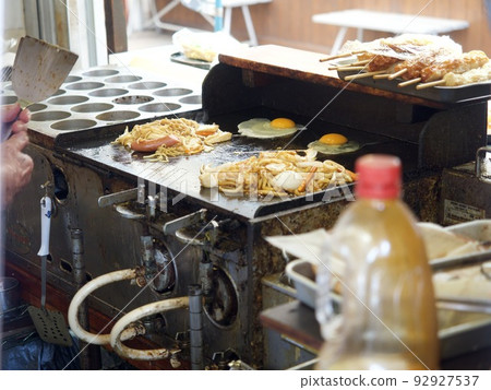 Teppanyaki food stall image Kansai Osaka grandpa elderly old age inheritance Teppanyaki food stall image Kansai Osaka grandpa elderly old age inheritance 92927537