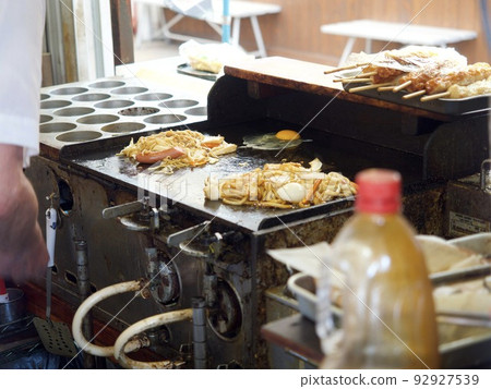 Teppanyaki food stall image Kansai Osaka grandpa elderly old age inheritance 92927539