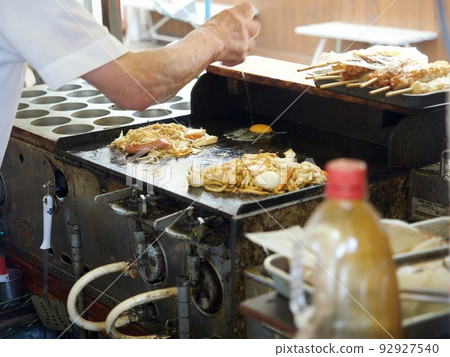 Teppanyaki food stall image Kansai Osaka grandpa elderly old age inheritance 92927540