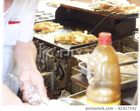 Teppanyaki food stall image Kansai Osaka grandpa elderly old age inheritance Teppanyaki food stall image Kansai Osaka grandpa elderly old age inheritance 92927542
