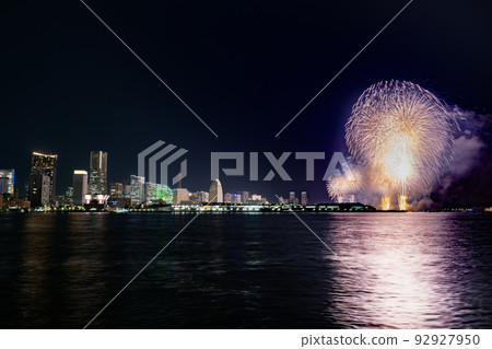 Fireworks at the Minatomirai Smart Festival in Yokohama City, Kanagawa Prefecture Fireworks at the Minatomirai Smart Festival in Yokohama City, Kanagawa Prefecture 92927950
