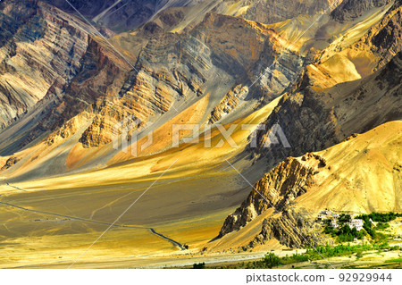 Zanskar 地區的 Zhanrachomo 修道院和山脈，印度最北端的未開發地區 92929944