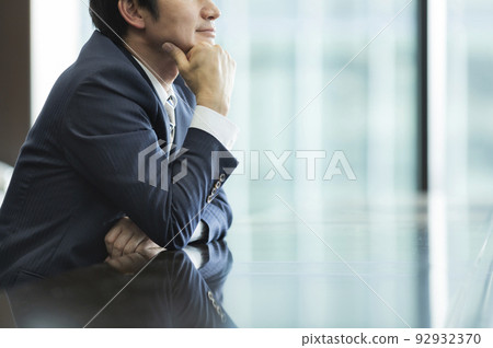thinking businessman 92932370
