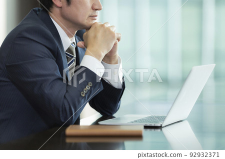 thinking businessman 92932371