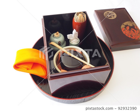 Urasenke, a set of tools in front of the Uta flower point Urasenke, a set of tools in front of the Uta flower point 92932390