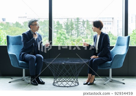 商界人士一邊喝香檳一邊聊天 92934459