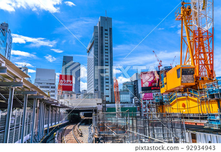 日本東京市容東急東橫店拆遷工作進行中,在後面俯瞰市容......前銀座線澀谷站月台的外觀= 8月8日 日本東京市容東急東橫店拆遷工作進行中,在後面俯瞰市容......前銀座線澀谷站月台的外觀= 8月8日 92934943