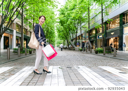 購物的女人 92935043