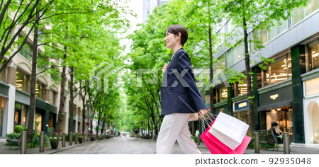 shopping woman shopping woman 92935048