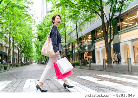 購物的女人 92935049