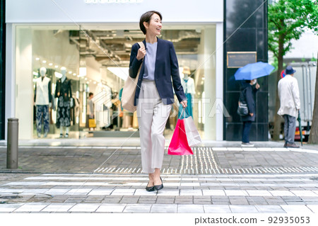 shopping woman 92935053