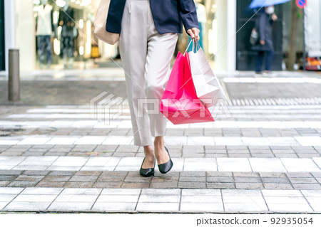 shopping woman 92935054