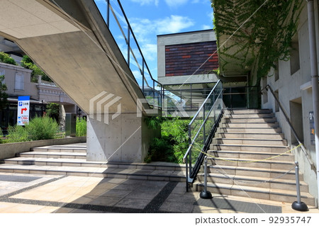 裸露的混凝土建築(神奈川縣青年中心) 裸露的混凝土建築(神奈川縣青年中心) 92935747