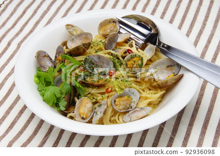 Pasta of clams 92936098
