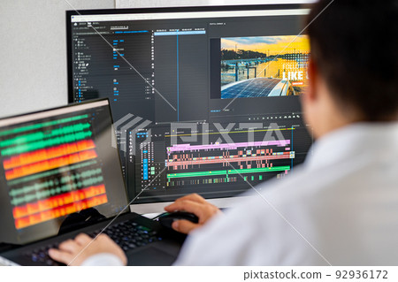 Video / Video Creator Male Laptop Audio Editing Audio Editing Noise Reduction 92936172